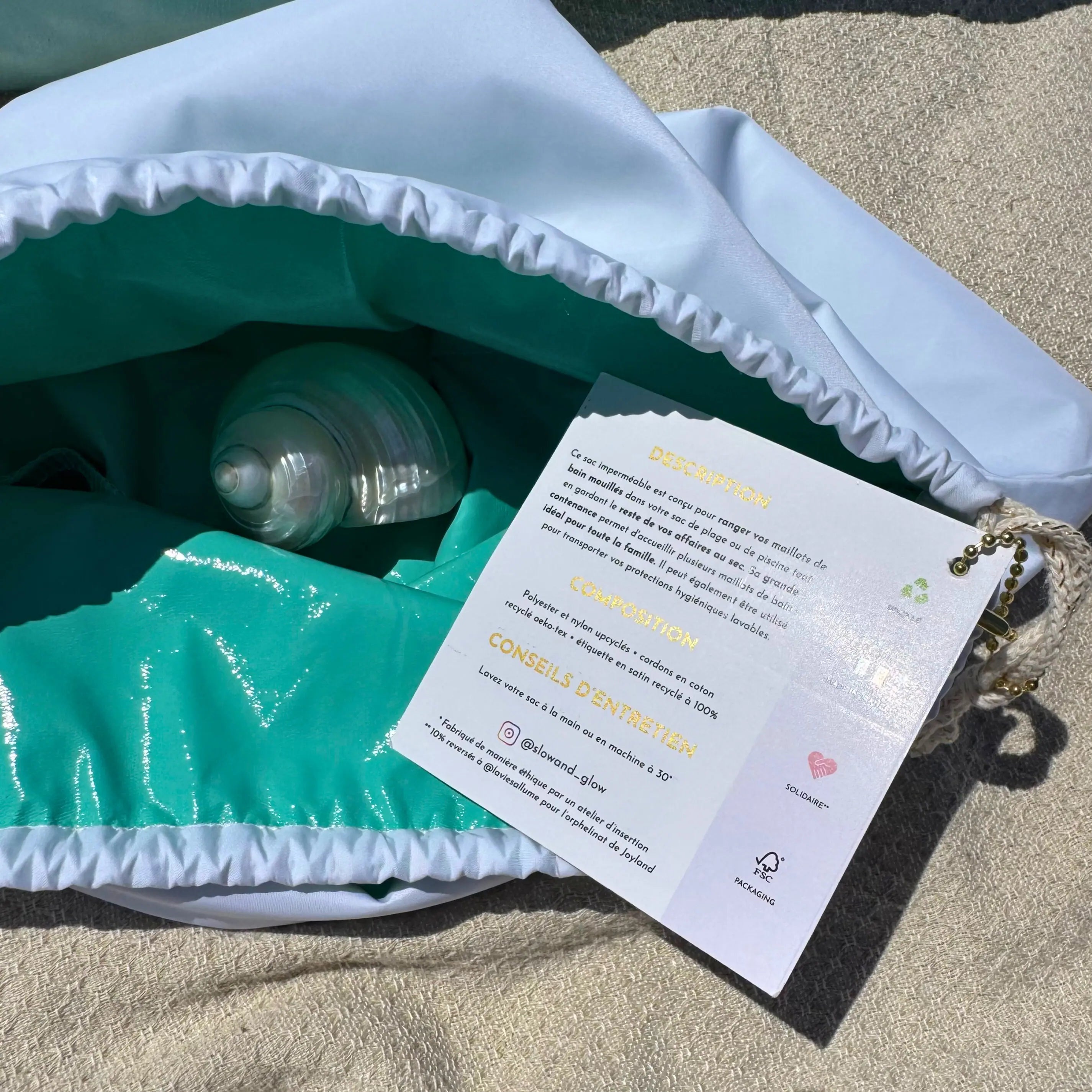 Sac waterproof en tissu upcyclé haut de gamme, confectionné en atelier d’insertion. Pratique et responsable.
