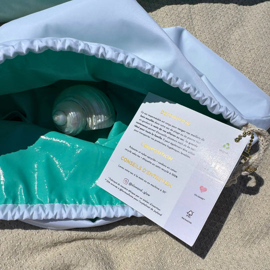 Sac waterproof en tissu upcyclé haut de gamme, confectionné en atelier d’insertion. Pratique et responsable.
