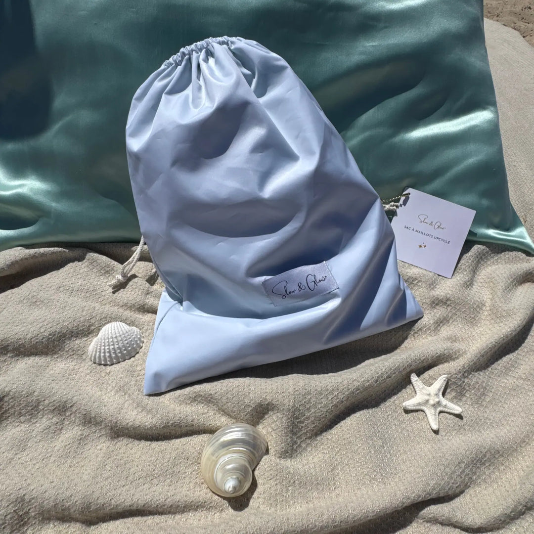 Sac imperméable upcyclé pour maillot mouillé, fabriqué en France en atelier d’insertion à partir de tissus haut de gamme.
