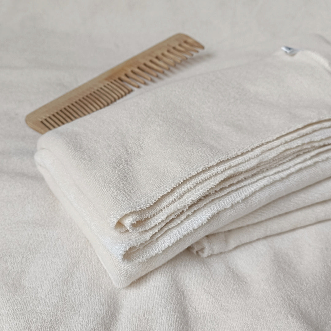 serviette cheveux absorbante en microcoton bio, douce, légère et lavable, parfaite pour la routine capillaire
