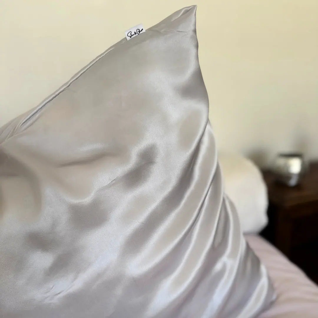 Taie en soie éthique et zéro gaspillage – confectionnée à partir de soie upcyclée par des ateliers solidaires français. Pour un sommeil plus engagé.

