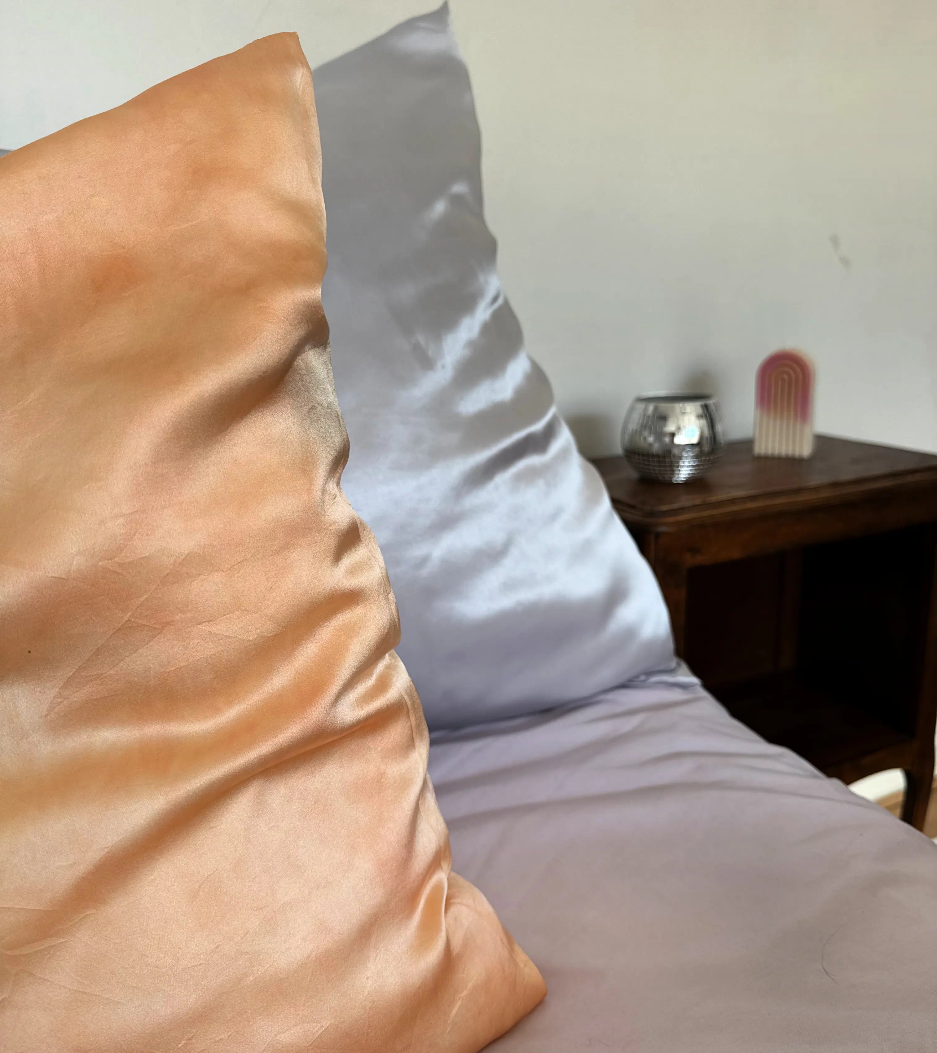 Préservez vos boucles et votre éclat naturel avec une taie en soie revalorisée, éthique et cousue main en France.

